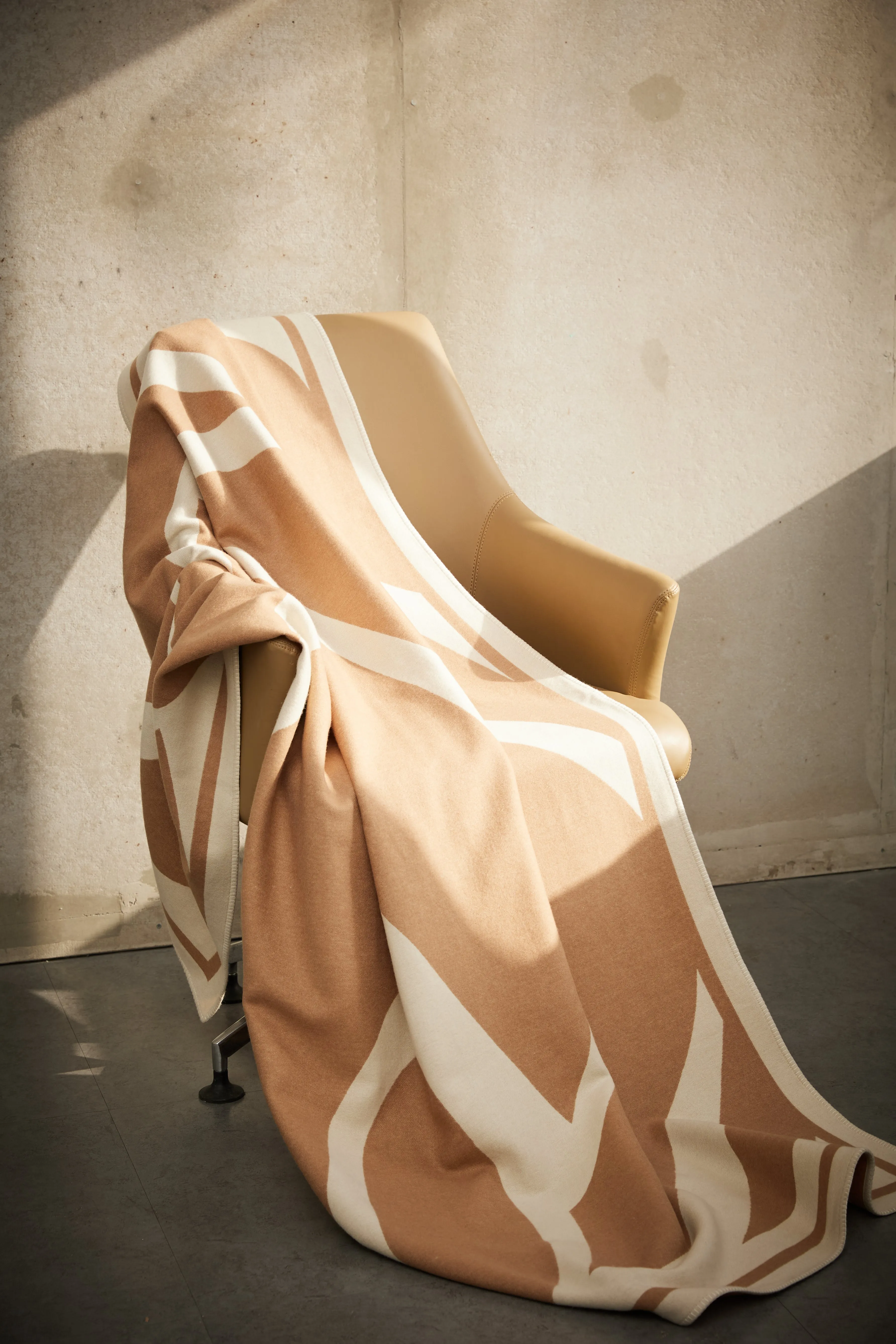 THE CASHMERE THROW - CAMEL