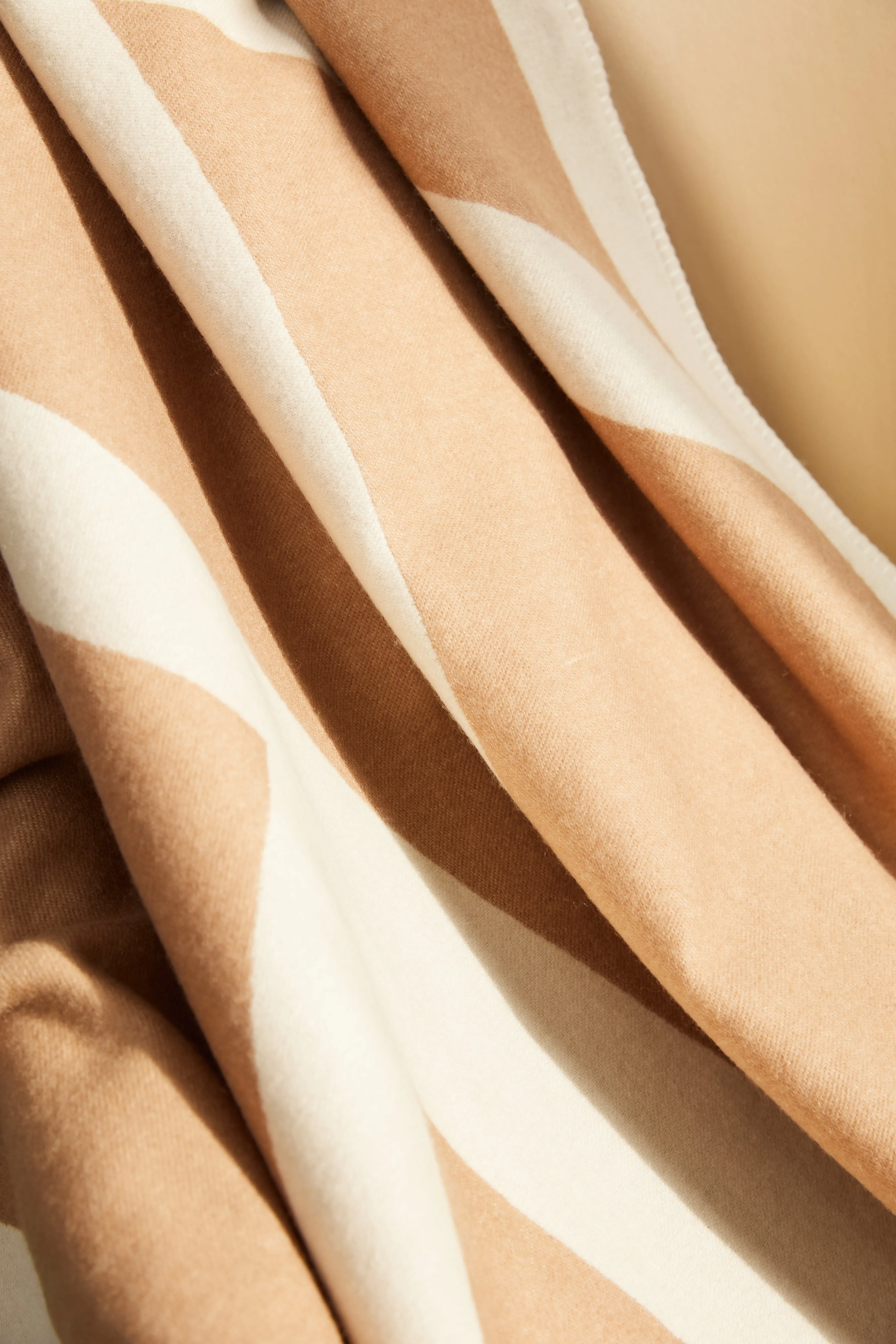 THE CASHMERE THROW - CAMEL